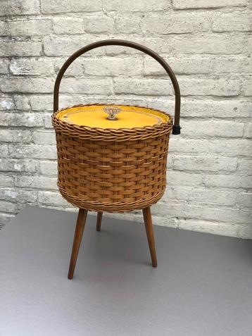Vintage Retro Rotan naaimand opbergmand Geel bekleed  beschikbaar voor biedingen