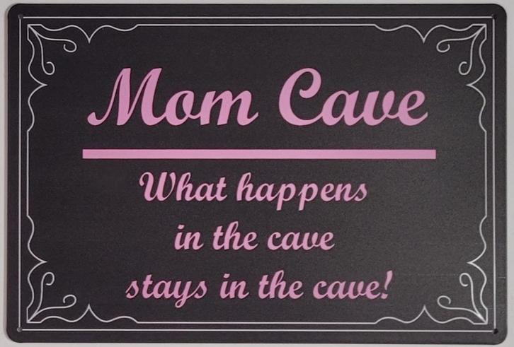 Mom Cave what happens in the cave reclamebord van metaal, Tuin en Terras, Tuinwanddecoratie, Nieuw, Ophalen of Verzenden