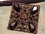 DECORATIE BROCHE MET GRANAAT RODE STEENTJES, Ophalen of Verzenden, Broche
