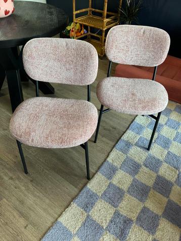 2 roze Kwantum Dalmine stoelen beschikbaar voor biedingen