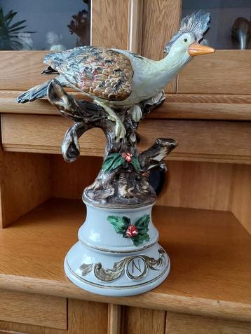 Groot keramiek beeld vogel op een bel. beschikbaar voor biedingen