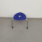 Ahrend kruk - blauwe kunststof zitting, Huis en Inrichting, Ophalen of Verzenden, Gebruikt, Hout