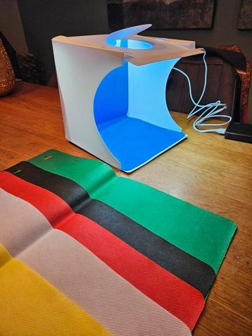 Mini fotostudio voor fotograferen van kleine voorwerpen beschikbaar voor biedingen