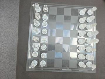 Schaakspel van glas beschikbaar voor biedingen