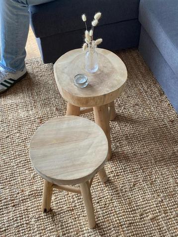 Wooden stools beschikbaar voor biedingen