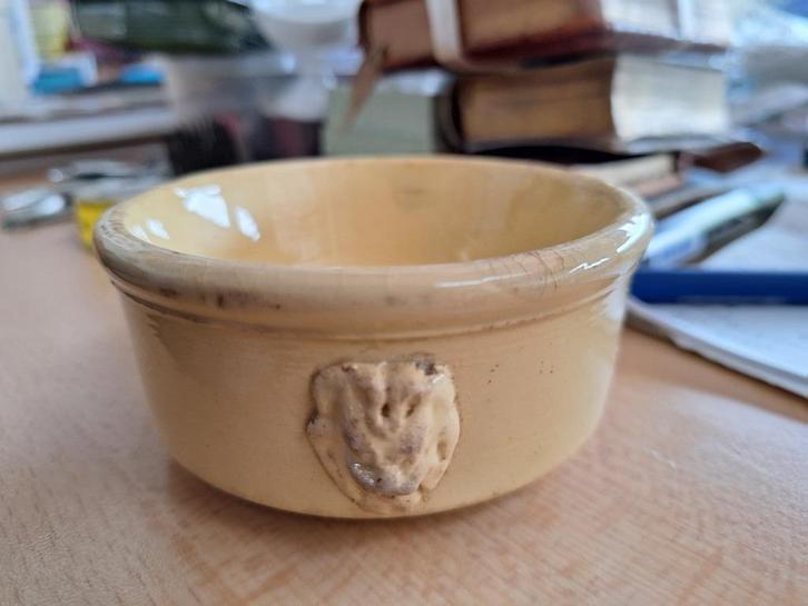 klein ovenschaaltje met leeuwenkopjes - Sarreguemines, Antiek en Kunst, Antiek | Keukenbenodigdheden, Ophalen