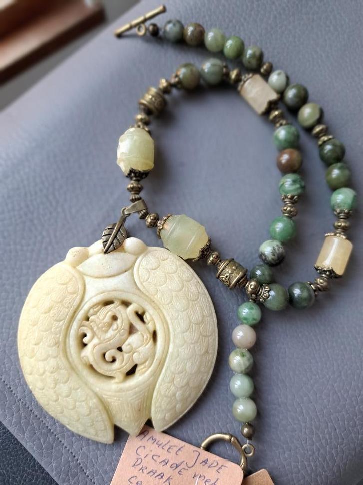 103 Ketting met lichtgroen amulet Cicade met draak & Jade, Antiek en Kunst, Kunst | Niet-Westerse kunst, Ophalen of Verzenden