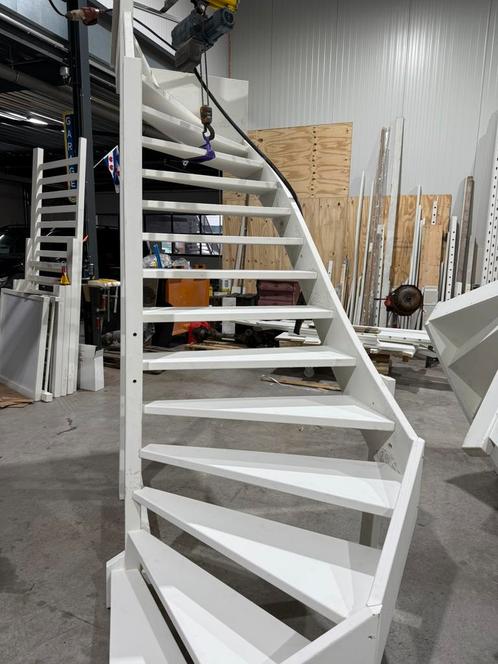 Halfslag trap 2905 hoog open, Doe-het-zelf en Verbouw, Ladders en Trappen, Zo goed als nieuw, 2 tot 4 meter, Ophalen of Verzenden