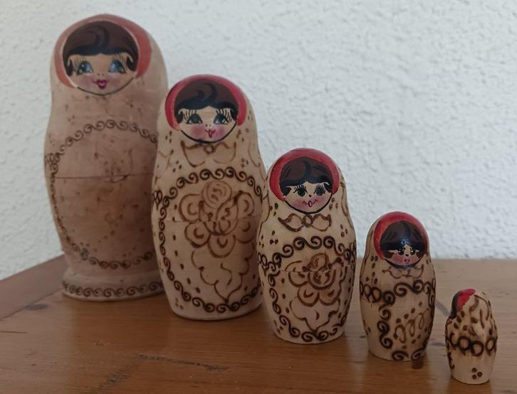 Matroesjka 5 delig  russische nesting dolls met zwarte haren, Verzamelen, Poppetjes en Figuurtjes, Gebruikt, Ophalen of Verzenden