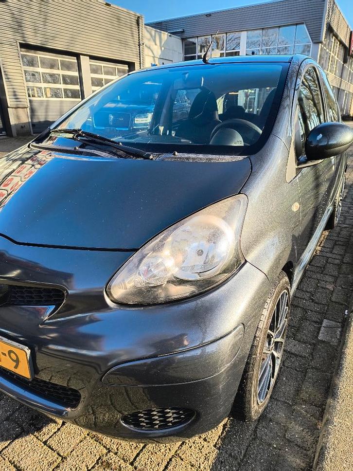 Toyota Aygo 1.0 12V Vvt-i 5DRS 2010 Grijs, Auto's, Toyota, Particulier, Aygo, Airbags, Airconditioning, Bluetooth, Centrale vergrendeling