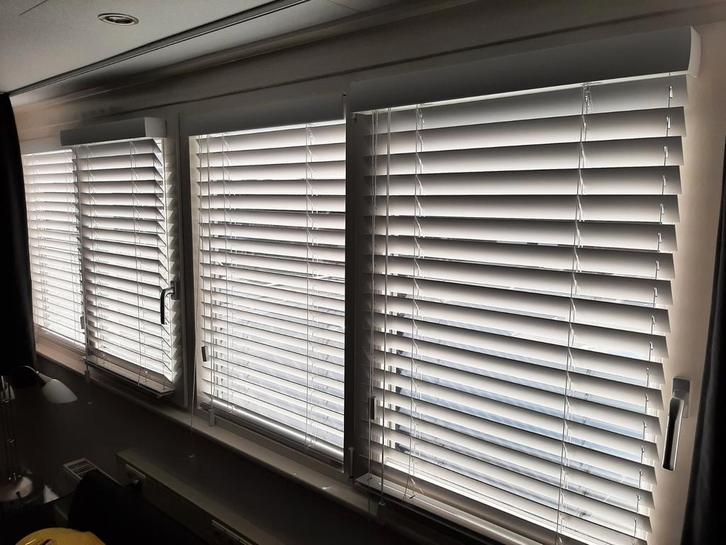 Drie houten jaloezieën wit nieuw Joe Benelli, Huis en Inrichting, Stoffering | Gordijnen en Lamellen, Nieuw, Minder dan 100 cm