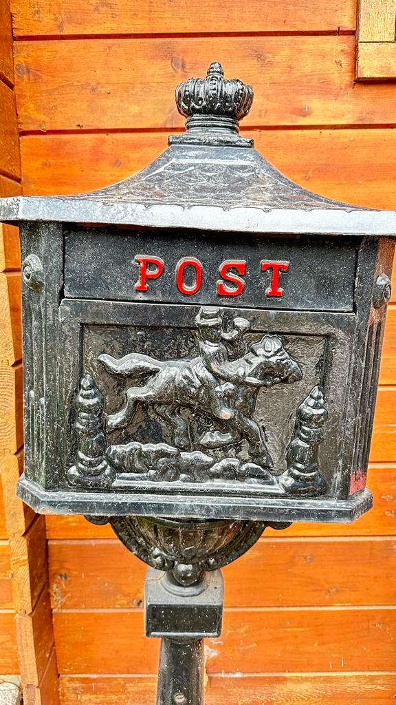 Authentieke Oude Brievenbus - Prachtig Detail!, Tuin en Terras, Brievenbussen, Gebruikt, Staande brievenbus, Overige materialen