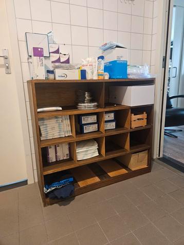 Degelijke houten vakkenkast - Amsterdam Oost beschikbaar voor biedingen
