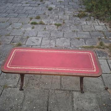 Chesterfield bijzettafel met rood leder beschikbaar voor biedingen
