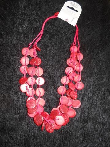 Korte zilverkleurige hals ketting met rode strass-steentjes. beschikbaar voor biedingen