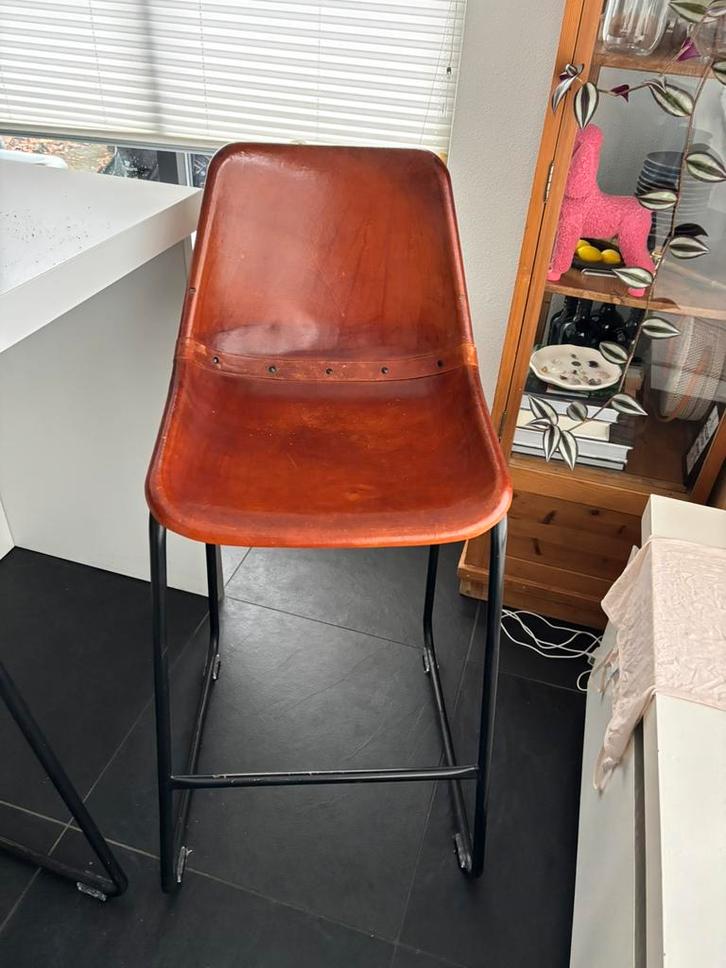 Twee barkrukken met leren zitting en zwart metalen frame, Huis en Inrichting, Barkrukken, Gebruikt, 60 tot 90 cm, Leer, Metaal