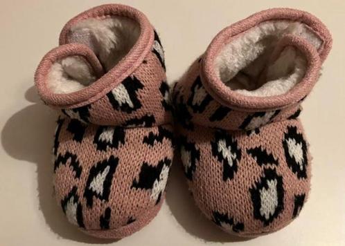 Nieuwe roze met wit zwart gevlekte babyslofjes Maat 18/19, Kinderen en Baby's, Babykleding | Schoentjes en Sokjes, Nieuw, Meisje