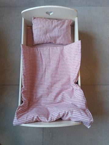 Houten Poppenbedje met Beddengoed beschikbaar voor biedingen