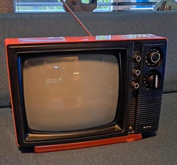 Vintage Sanyo tv beschikbaar voor biedingen