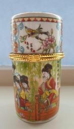 Porseleinen Pillendoosje., Antiek en Kunst, Curiosa en Brocante, Ophalen of Verzenden