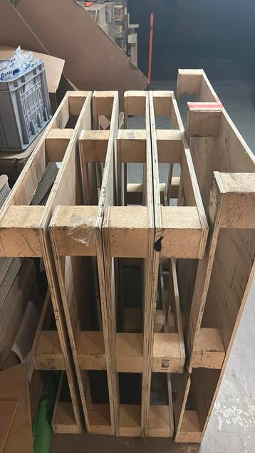 4 pallets 110x110 met dichte plaat en 1x 120x110 beschikbaar voor biedingen