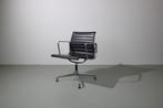 8 Vitra Eames EA 108 stoelen, aluminium, donkergrijs leer, Vijf, Zes of meer stoelen, Grijs, Metaal, Zo goed als nieuw
