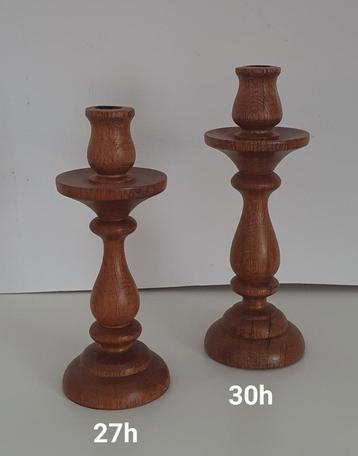 Set van 2 handgedraaide eikenhouten kandelaars beschikbaar voor biedingen
