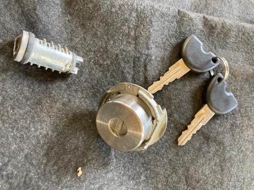 Vespa / Piaggio contactslot anti diefstal ( + 2 cilinders ), Fietsen en Brommers, Brommeronderdelen | Scooters, Zo goed als nieuw