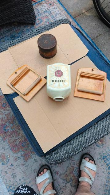 Oud keukengerei en oude toiletrolhouders beschikbaar voor biedingen