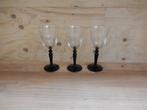 3 glazen met zwarte voet – 14,4 cm hoog, Verzamelen, Glas en Borrelglaasjes, Ophalen of Verzenden, Borrel- of Shotglas