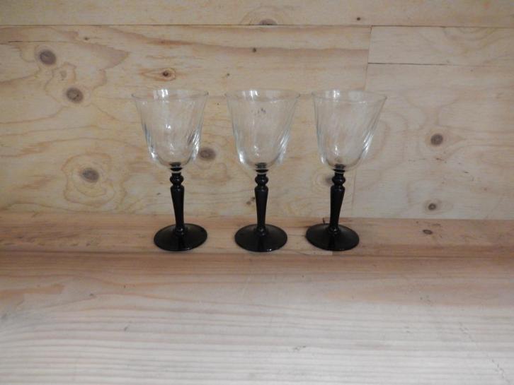 3 glazen met zwarte voet – 14,4 cm hoog, Verzamelen, Glas en Borrelglaasjes, Borrel- of Shotglas, Ophalen of Verzenden