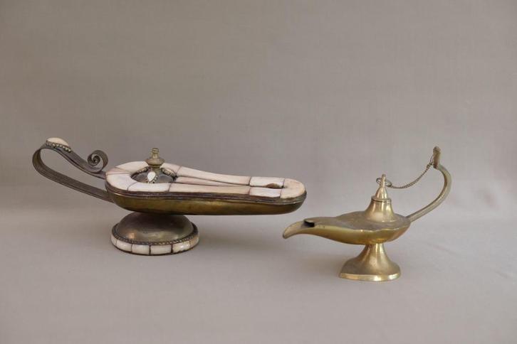 Aladdin's genie olielamp messing en been  antiek, Antiek en Kunst, Antiek | Lampen, Ophalen of Verzenden