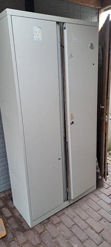 stalen kasten beschikbaar voor biedingen