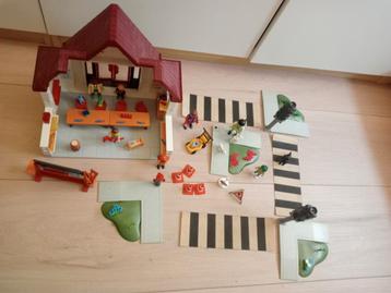 Playmobil 6865 school met kruising oversteekplaats  beschikbaar voor biedingen