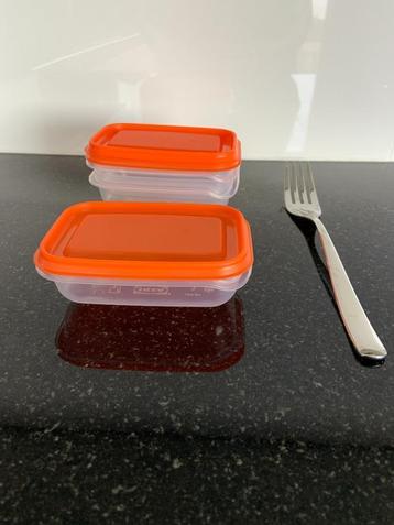 diverse kleine plastic bakjes beschikbaar voor biedingen