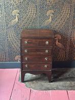 Frans ladekastje eind 19e eeuw gelakt grenen, Ophalen