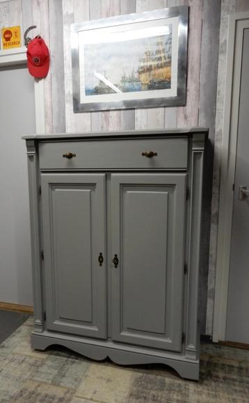 brocante meidenkast beschikbaar voor biedingen