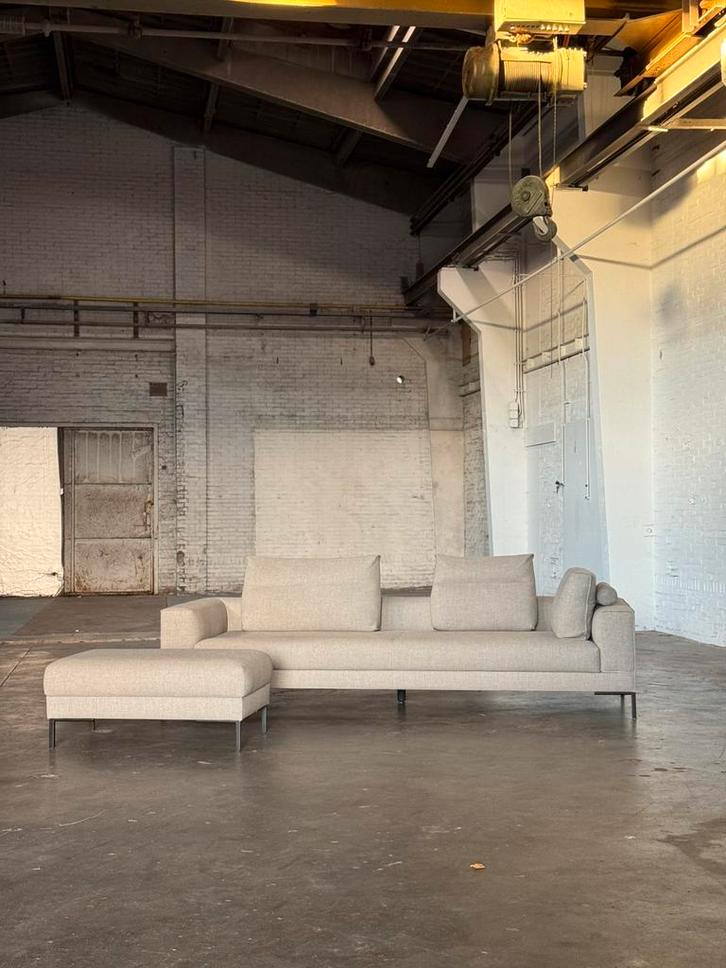 Design on Stock Aikon Lounge | Milton Dune (NIEUWSTAAT), Huis en Inrichting, Banken | Bankstellen, Zo goed als nieuw, Rechte bank