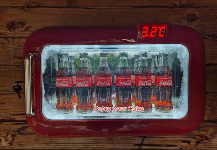 Coca Cola Flesjes display lichtbak / mini koelkast, Verzamelen, Merken en Reclamevoorwerpen, Zo goed als nieuw, Lichtbak of (neon) lamp