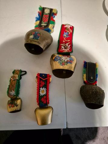 Mooie decoratieve bellen set beschikbaar voor biedingen