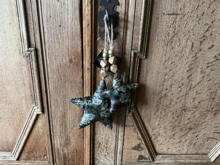 NIEUW mooie stoffen sterren met houten kralen, Diversen, Kerst, Nieuw, Ophalen of Verzenden