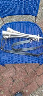 Oude toeter met riem, Muziek en Instrumenten, Blaasinstrumenten | Trompetten, Ophalen of Verzenden, Zo goed als nieuw, Overige typen