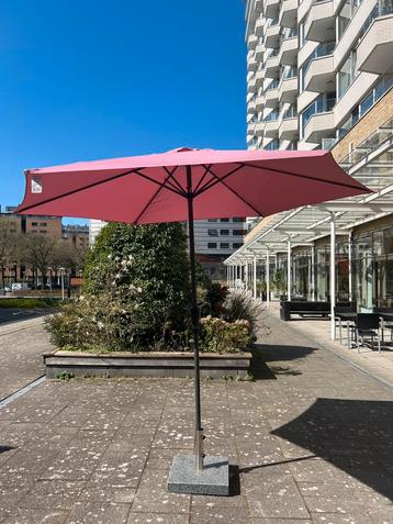2x parasol roze met betonnen voet  beschikbaar voor biedingen