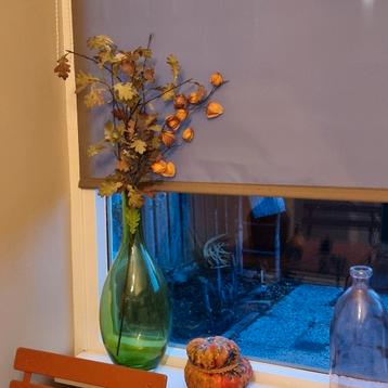 Grote glazen vaas met kunstherfsttakken. beschikbaar voor biedingen