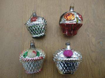 4 x mooie oude glazen kerstbal bloemenmand  / fruitmand beschikbaar voor biedingen