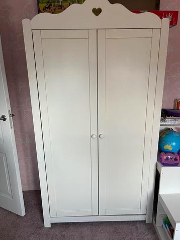 Kinder kleding kast beschikbaar voor biedingen