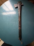 Oude decoratieve bijl met gravures, Ophalen