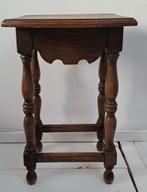 Klassiek bijzettafeltje, Antiek en Kunst, Antiek | Meubels | Tafels, Ophalen of Verzenden