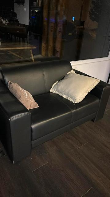Leren bank met kussens beschikbaar voor biedingen