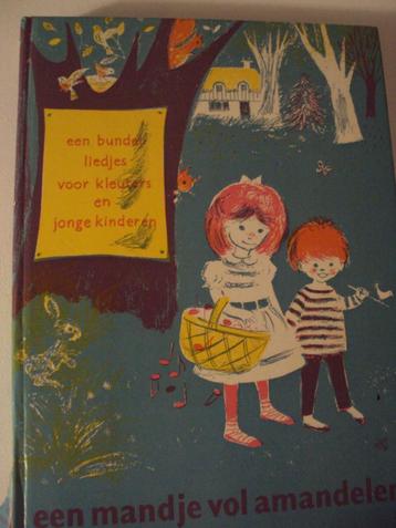 Bundel / boek vol oude liedjes voor kleuters met muzieknoten beschikbaar voor biedingen